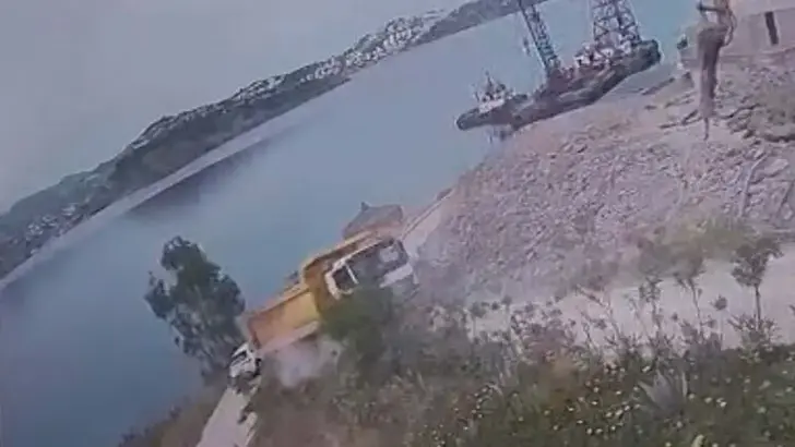 BODRUM’DA DEHŞET ANLARI: HAFRİYAT KAMYONU DENİZ KIYISINDA ASILI KALDI!