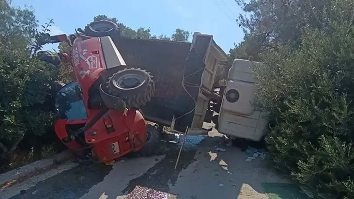 Bodrum'da Korkutan Kaza: İş Makinesi Taşıyan Kamyon Devrildi, 3 Yaralı