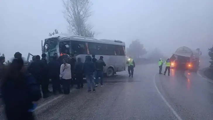 Bolu’da Sis ve Yağmur Kazaya Yol Açtı: LNG Tankeri Minibüsle Çarpıştı