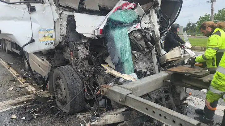 Bursa'da Feci Kaza: Kırmızı Işıkta Bekleyen Tankere Çarpan TIR Sürücüsü Hayatını Kaybetti