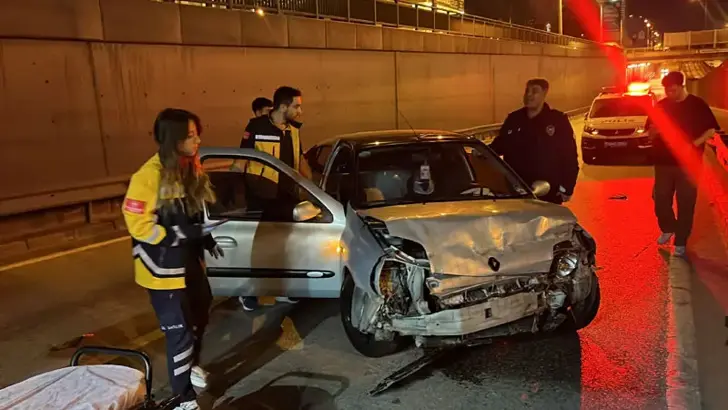 BURSA'DA GECE YARISI KORKUTAN KAZA: OTOMOBİL BARİYERLERE SAPLANDI