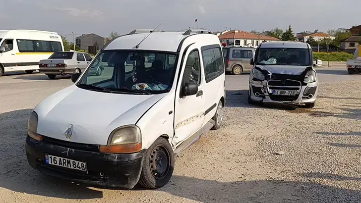 Bursa'da Korkutan Çarpışma: İki Hafif Ticari Araç Birbirine Girdi, 3 Yaralı