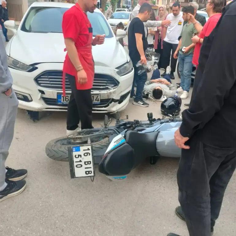 Bursa'da Korkutan Çarpışma: Otomobille Kafa Kafaya Çarpışan Motosikletli Yaralandı