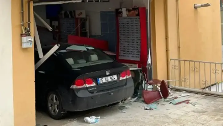 Çay Sohbeti Kazayla Bitti: Fren Yerine Gaza Basıp Arkadaşının İş Yerine Daldı