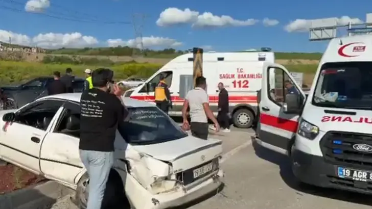 Çorum'da Kavşakta Korkutan Kaza: İki Otomobil Çarpıştı, 4 Yaralı