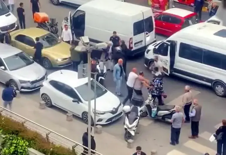 Esenyurt'ta Trafik Terörü: Yol Verme Tartışmasında Kuryeyi Tekme Tokat Dövdüler