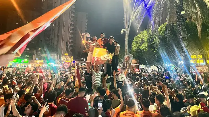 Galatasaray'ın 26. Şampiyonluğu Adana'yı Sokaklara Döktü: 19 Günlük Bebek Kutlamalara Renk Kattı
