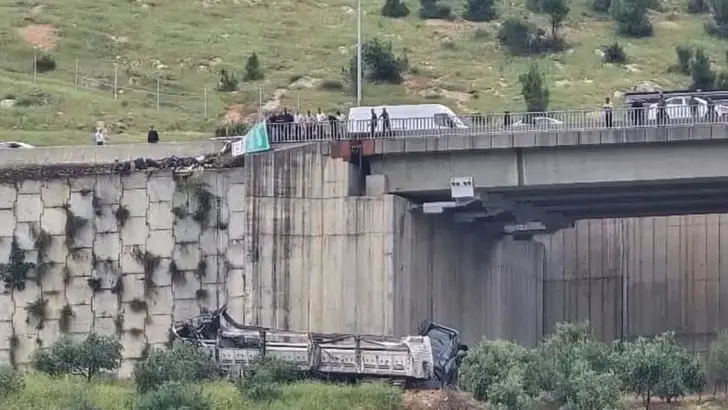 GAZİANTEP'TE KATLİAM GİBİ KAZA: VİYADÜKTEN DÜŞEN TIR CAN ALDI, ÖLÜ SAYISI 3'E YÜKSELDİ!
