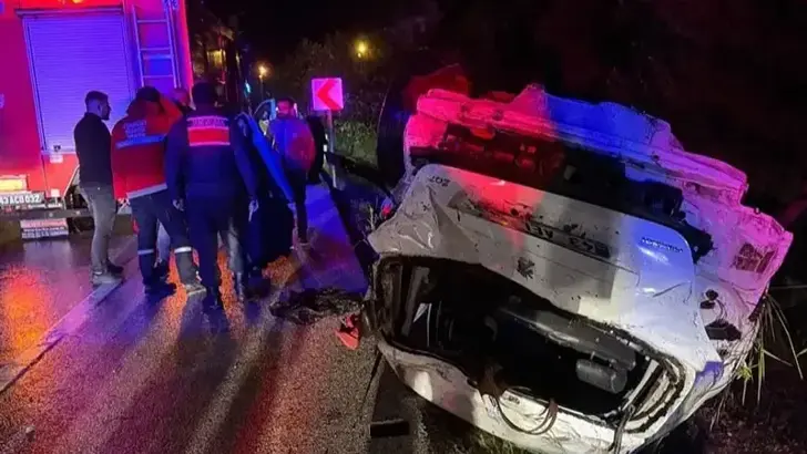 Gediz-Uşak Karayolunda Korkutan Kaza: Kontrolden Çıkan Otomobil Takla Attı, 4 Yaralı