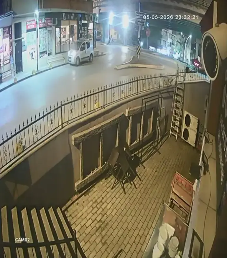 Gölcük’te Feci Kaza: Kamyonetle Çarpışan Motosikletteki 2 Genç Ağır Yaralandı