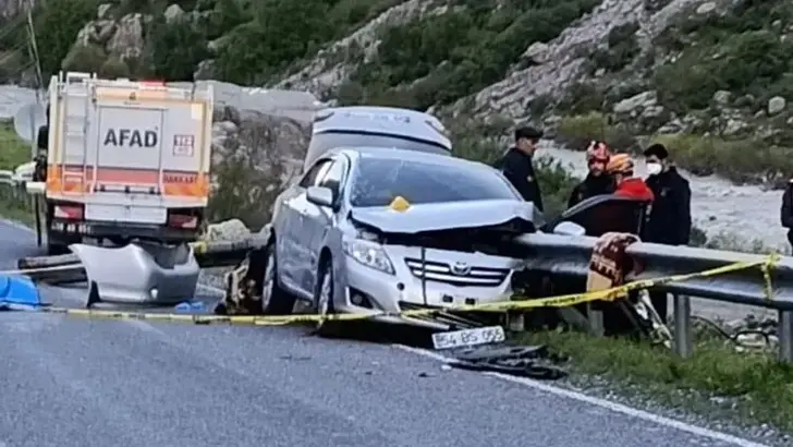 Hakkari'de Feci Kaza: Düğün Dönüşü Bariyerlere Çarpan Otomobilde 1 Ölü, 3 Yaralı