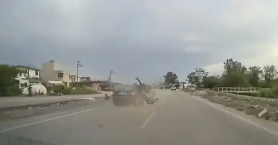Hatay'da Feci Kaza Kamerada: Otomobilin Çarptığı Motosikletteki Genç Kadın Hayatını Kaybetti