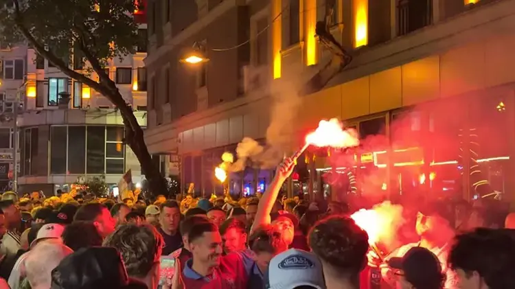 İstanbul'da Aston Villa Coşkusu: Avrupa Ligi Şampiyonluğu Beyoğlu Sokaklarında Kutlandı