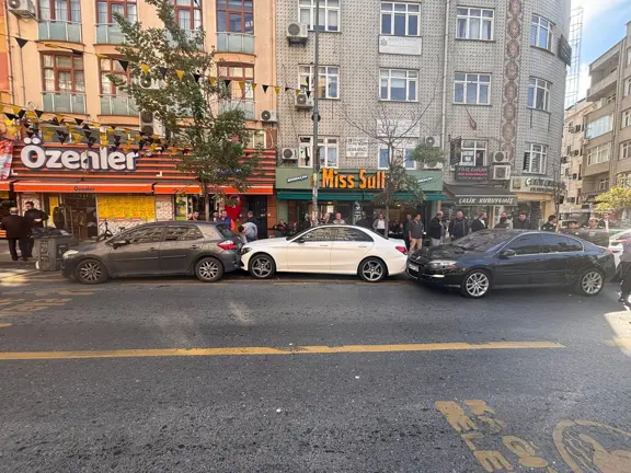 Kağıthane'de Korkutan Kaza: Kalp Krizi Geçiren Sürücü Park Halindeki Araçlara Çarptı