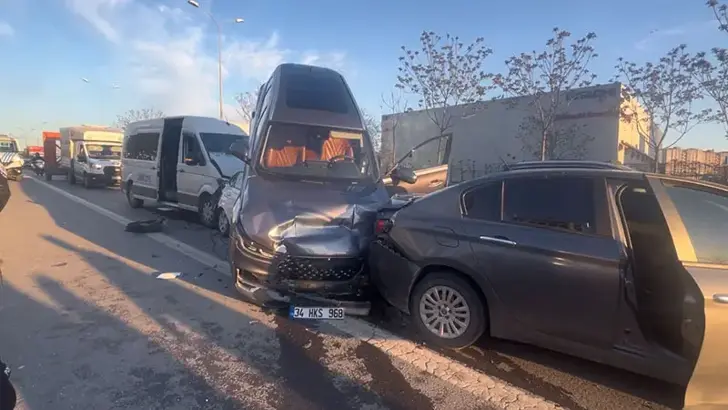 Kartal D-100’de Zincirleme Kaza: 4 Araç Birbirine Girdi, 5 Yaralı