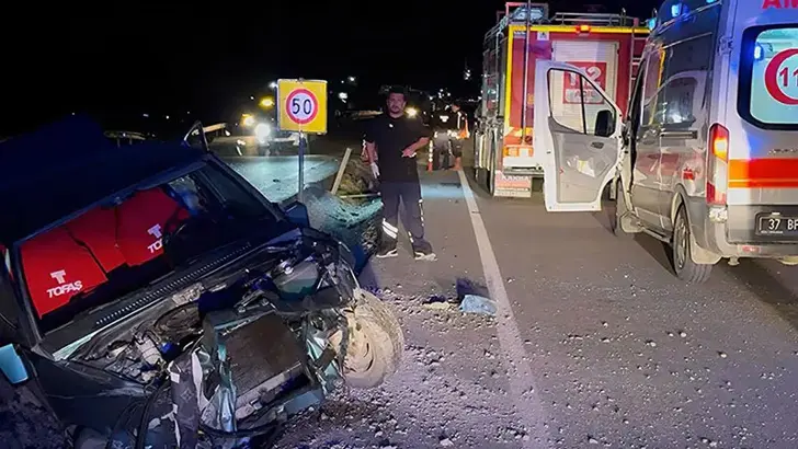 KASTAMONU'DA OTOMOBİL BARİYERLERE ÇARPTI: 2 YARALI