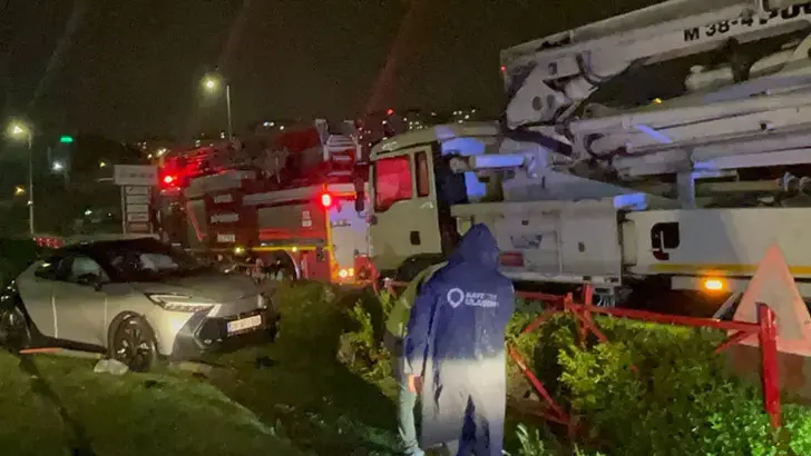 Kayseri'de Korkutan Kaza: Kamyonla Çarpışan Otomobil Tramvay Yoluna Savruldu