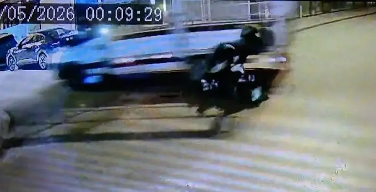 KEŞAN’DA KORKUTAN ÇARPIŞMA: MOTOSİKLETTEKİ 2 GENÇ YARALANDI!