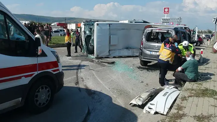 Kilis'te Korkutan Zincirleme Kaza: İşçi Servisi Devrildi, 8 Yaralı