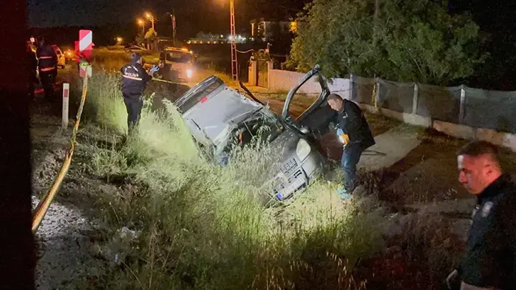 Kırıkkale'de Hafif Ticari Araç Şarampole Devrildi: 1 Ölü, 3 Yaralı