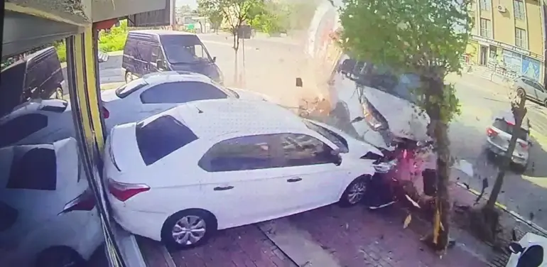 Kocaeli'de Feci Kaza Kamerada: Kamyonet ile Otomobil Çarpıştı, Ortalık Savaş Alanına Döndü (2 Yaralı)
