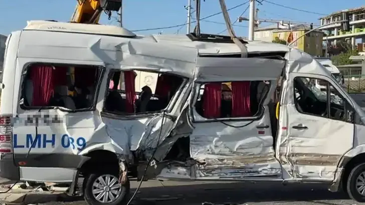 Kocaeli'de Korkutan Kaza: TIR ile Çarpışan İşçi Servisi Devrildi, 8 Yaralı