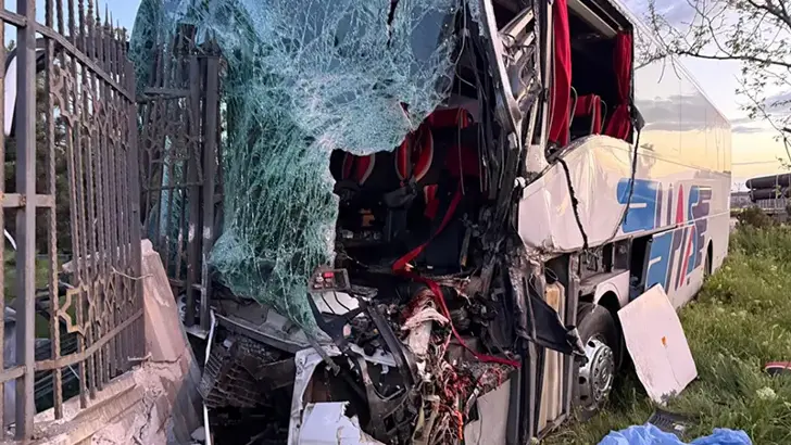 Konya'da Yolcu Otobüsü TIR'a Çarptı: Sürücü Hayatını Kaybetti, 8 Yaralı