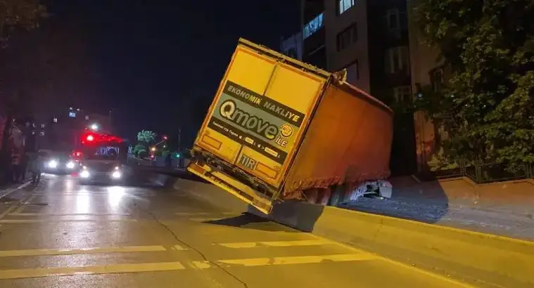 Küçükçekmece'de Korkutan Kaza: Yokuşta Geri Kayan TIR Site Duvarına Çarptı