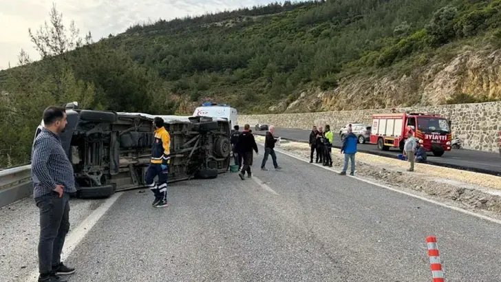 KUŞADASI'NDA KORKUTAN KAZA: OTOMOBİL İLE MİNİBÜS ÇARPIŞTI, 12 YARALI!