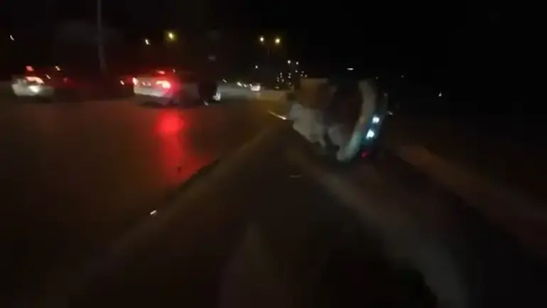Maltepe D-100'de Dehşet Anları: Devrilen Otomobil Bariyerlere Çarptı, Motosikletli Ölümden Döndü