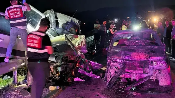 Mersin’de Zincirleme Trafik Faciası: 3 Araç Birbirine Girdi, 1 Ölü, 5 Yaralı