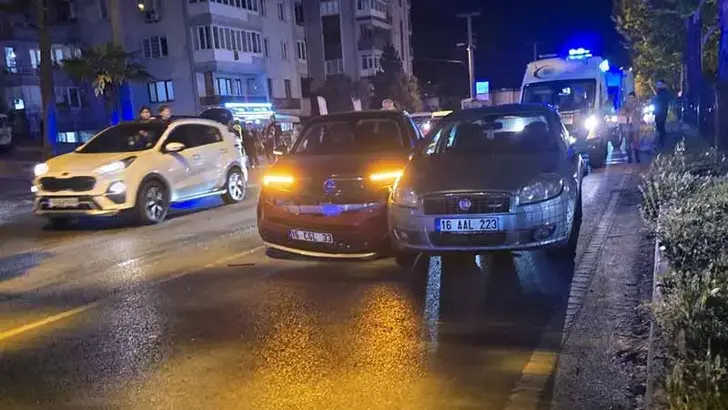 Mudanya'da Kırmızı Işık Kazası: Bekleyen Araca Arkadan Çarptı, 3 Yaralı