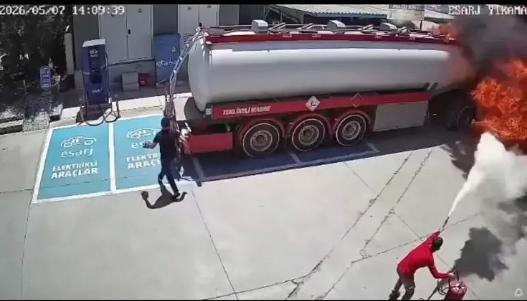 MUĞLA'DA FACİADAN DÖNÜLDÜ: AKARYAKIT İSTASYONUNDAKİ DEHŞET ANLARI KAMERADA