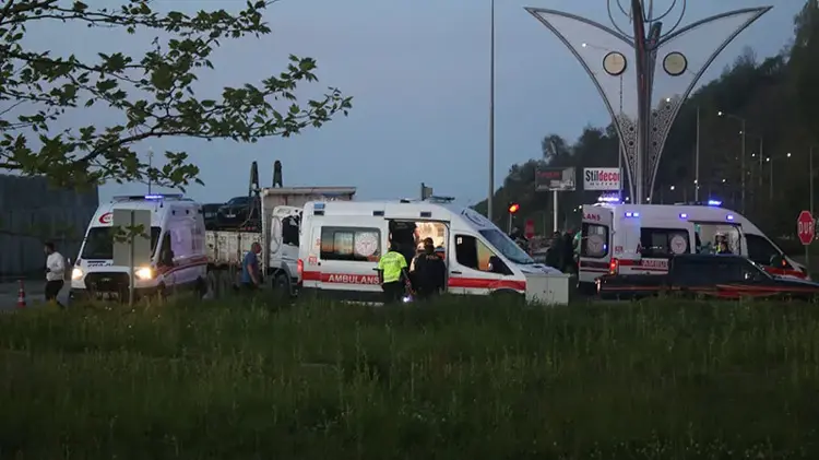 Rize'de Korkutan Kaza: Kamyona Çarpan Otomobildeki 6 Kişi Yaralandı