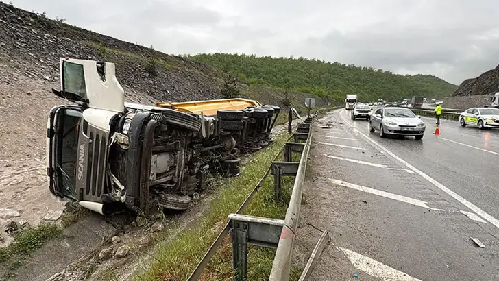 Samsun'da Korkutan Çarpışma: Aynı İstikamette İlerleyen İki TIR Çarpıştı, 2 Sürücü Yaralandı