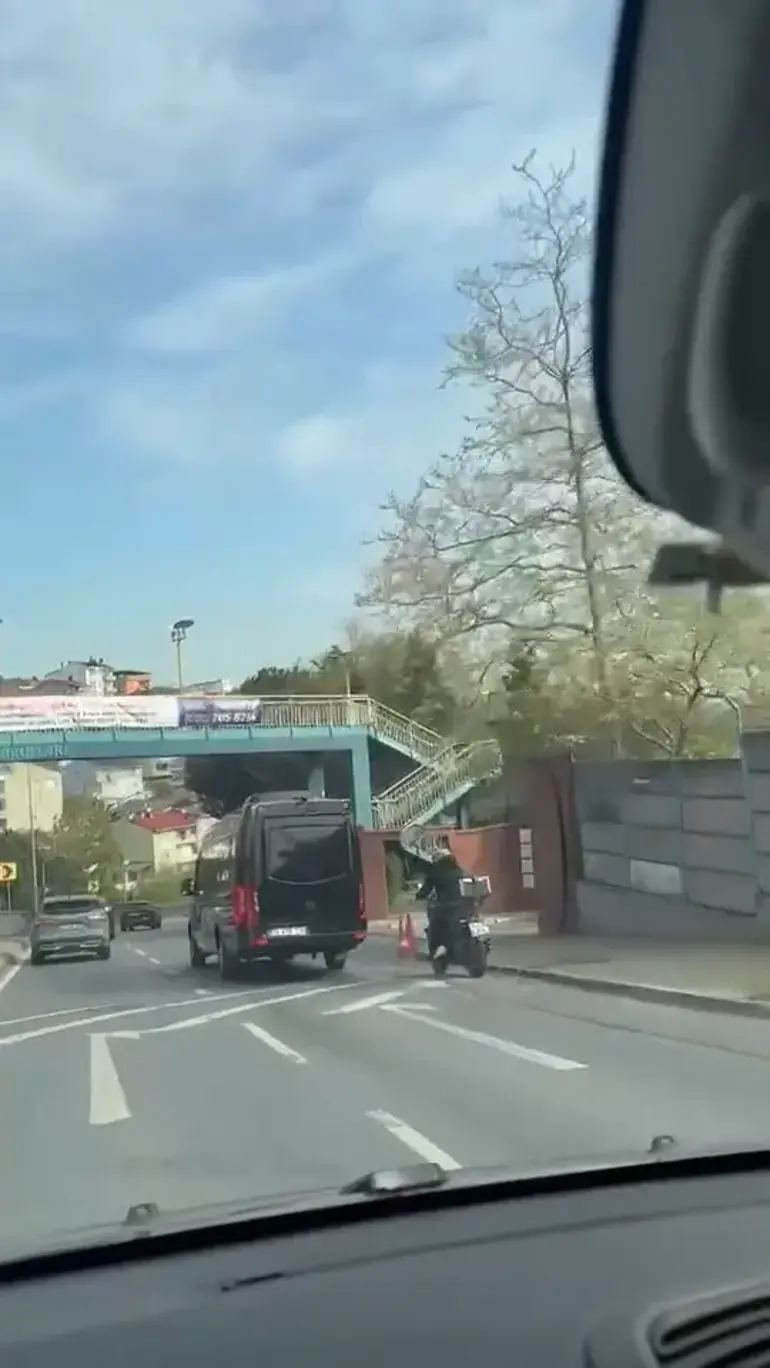 SARIYER’DE TRAFİKTE İNATLAŞMA KAZAYLA BİTTİ: MOTOSİKLETLİYE ÇARPIP KAYIPLARA KARIŞTI!