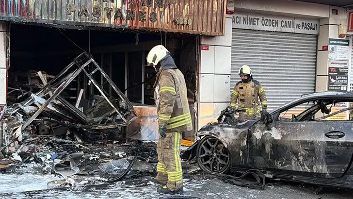 Şişli'de Otomobil İş Yerine Girdi, Yangın Çıktı: 2 Yaralı