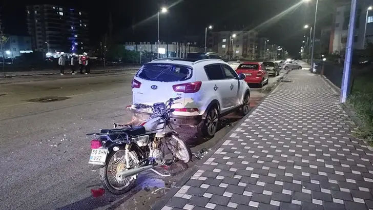Sivas'ta Motosiklet Faciası: Park Halindeki Cipe Çarpan 17 Yaşındaki Sürücü Hayatını Kaybetti