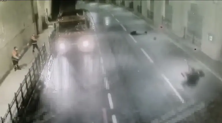 Taksim'de Feci Kaza: Virajı Alamayıp Duvara Çarpan Motosiklet Sürücüsü Yaşamını Yitirdi