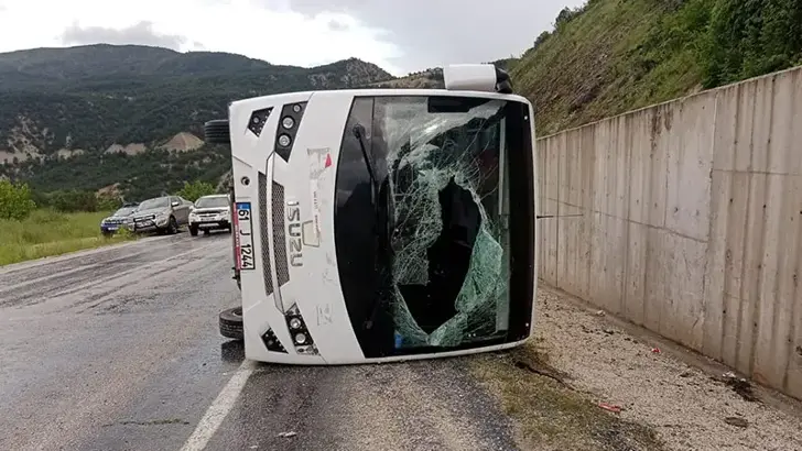 Tokat'ta Cenaze Dönüşü Kaza: Devrilen Midibüs İtfaiye Aracına Çarptı, 4 Yaralı