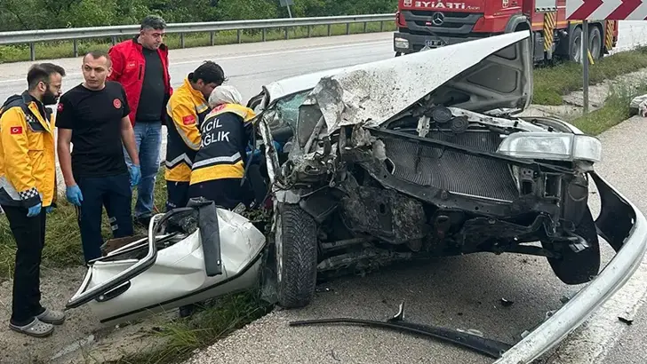Tokat'ta Korkutan Kaza: Emniyet Şeridindeki Araca Çarptı, 5 Yaralı