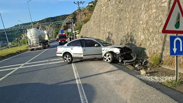 Zonguldak'ta Alkollü Sürücü Dehşeti: Park Halindeki Otomobile Çarptı, 5 Yaralı