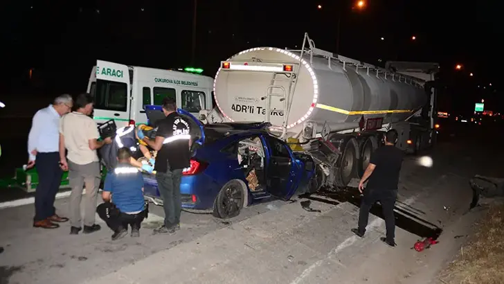 Adana'da Feci Kaza: Tankere Çarpan Otomobilde Baba Hayatını Kaybetti, 2 Çocuğu Yaralandı