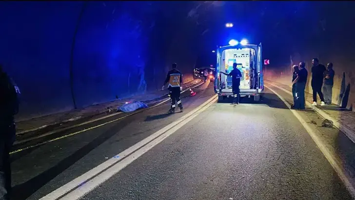 Artvin'de Tünelde Feci Kaza: Otomobil ile Motosiklet Çarpıştı, 1 Ölü, 2 Yaralı
