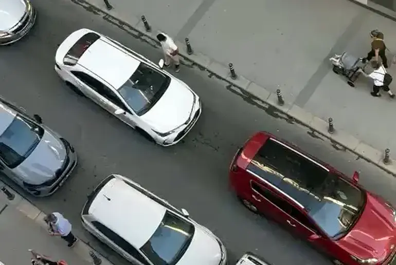 Avcılar'da Trafikte Öfke Patlaması: Kazaya Karışan Otomobile Yumruk Yağdırdılar