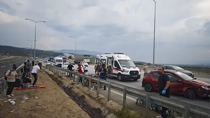 Aydın'da Lastiği Patlayan Otomobil Yolcu Otobüsüne Çarptı: 9 Yaralı