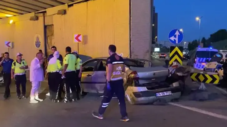 Bakırköy’de Feci Çarpışma: Yol Ayrımında Kaza Yapan Hafif Ticari Araç Takla Attı, 5 Yaralı