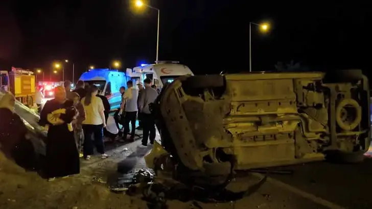 Batman’da Düğün Dönüşü Korkutucu Kaza: Hafif Ticari Araç Takla Attı, 6 Kişi Yaralandı