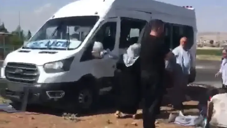 Batman’da Korkutan Kaza: Yolcu Minibüsü ile Para Nakil Aracı Çarpıştı, 5'i Çocuk 15 Yaralı