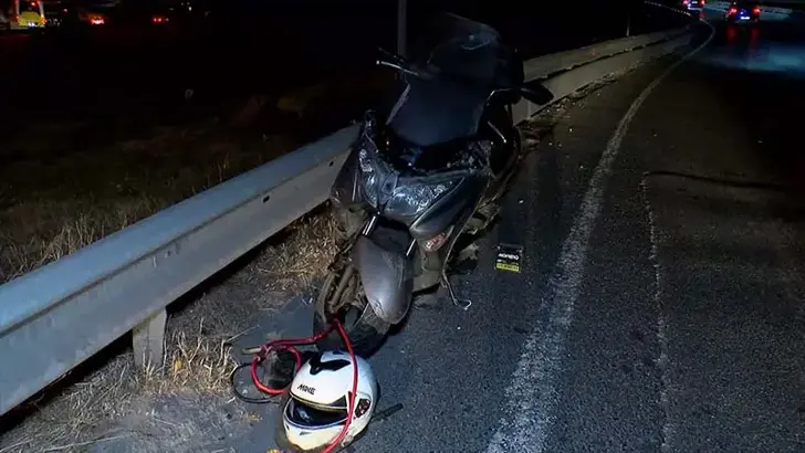 Bayrampaşa'da Sinyalsiz Manevra Dehşeti: Otomobilin Çarptığı Motosiklet Sürücüsü Yaralandı